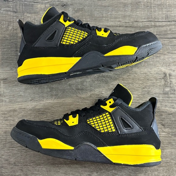 Air Jordan 4 Retro Thunder | Boys 3Y
| Black Yellow | VGUC - Picture 2 of 8
